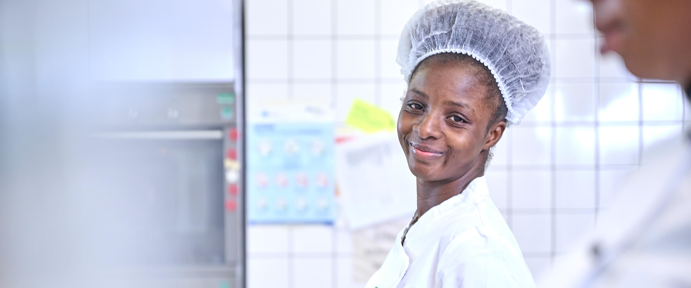 Fröhliche Schülerin in der Küche der BS 29