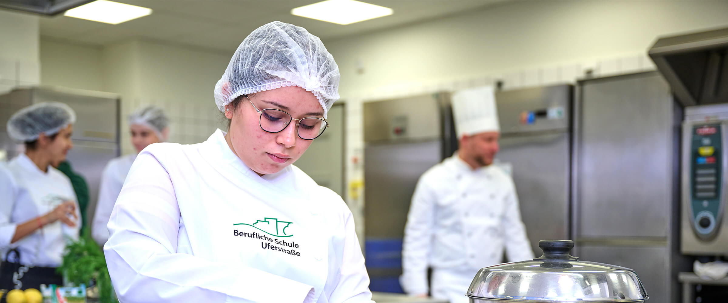 Auszubildende in der Küche der BS 29
