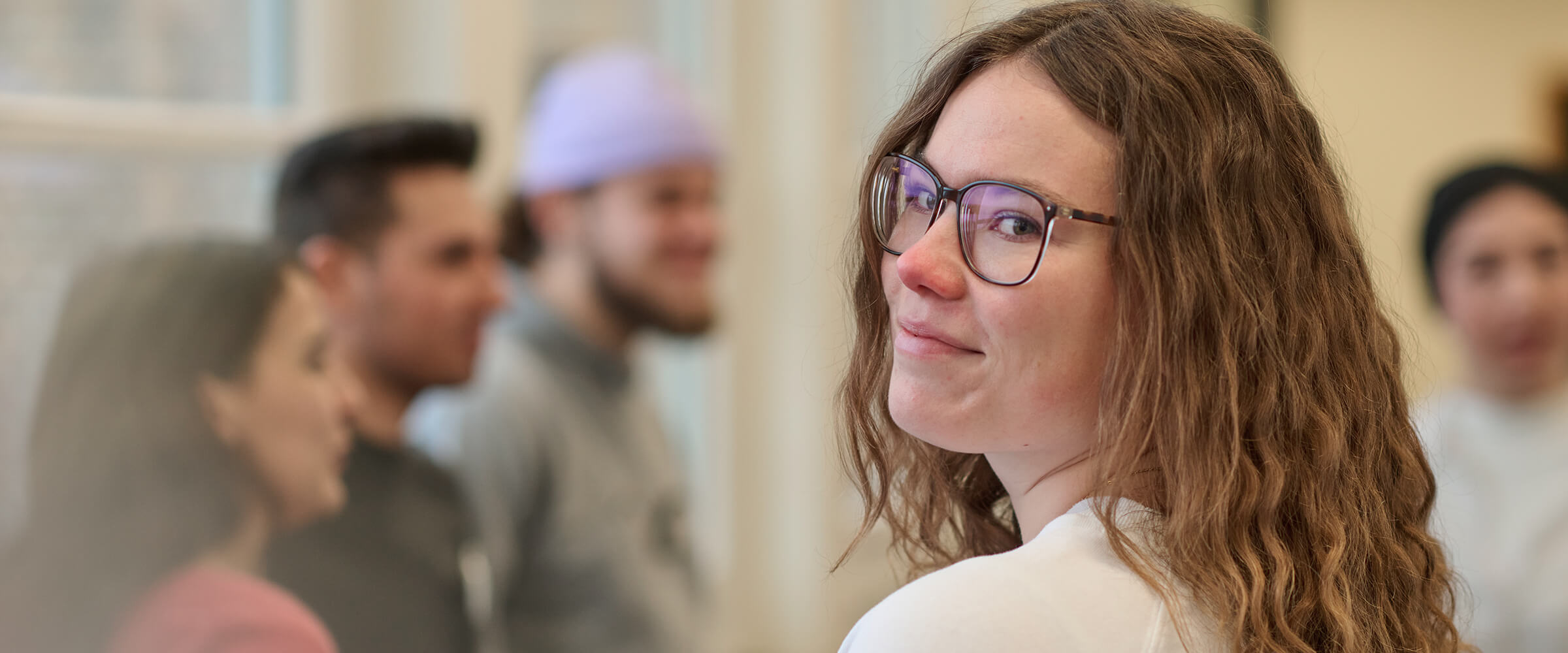 Gruppe von Schülerinnen und Schülern im Gespräch