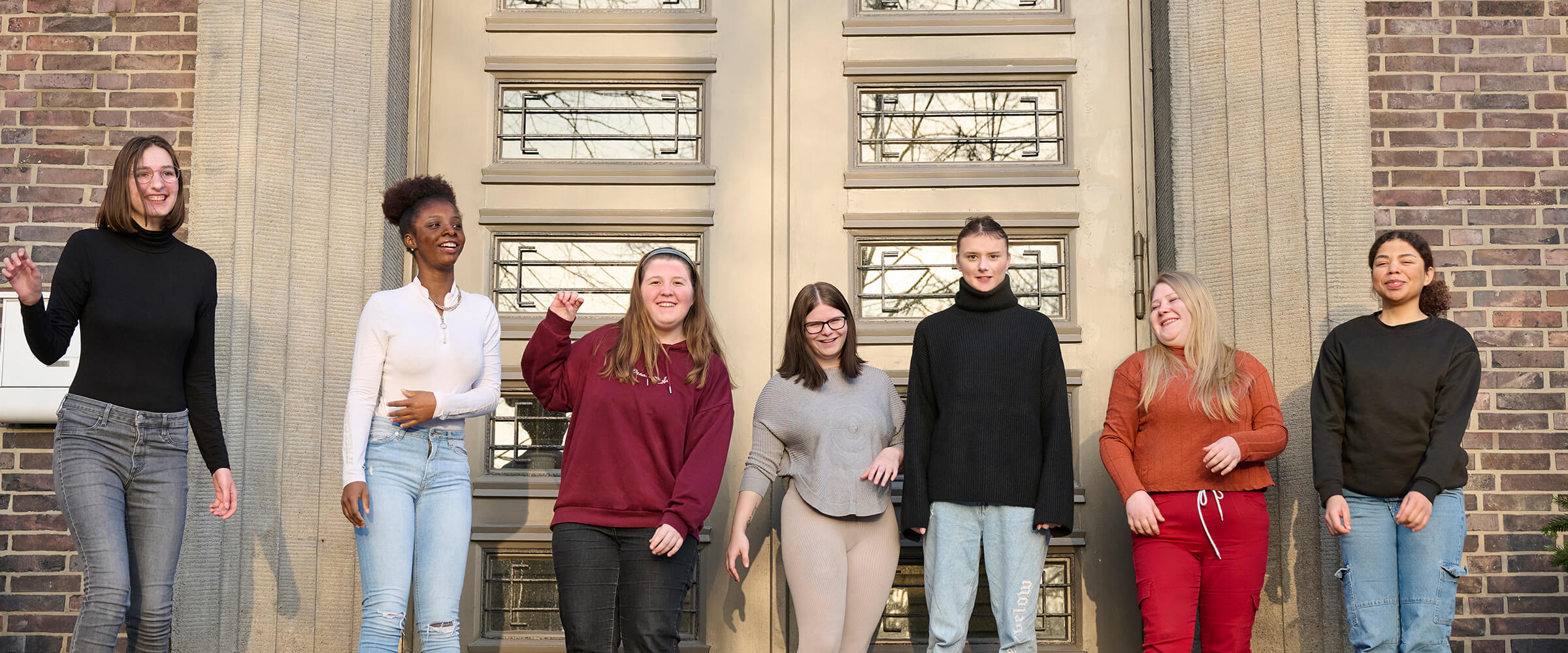 Schülerinnen vor dem Eingang der BS 29