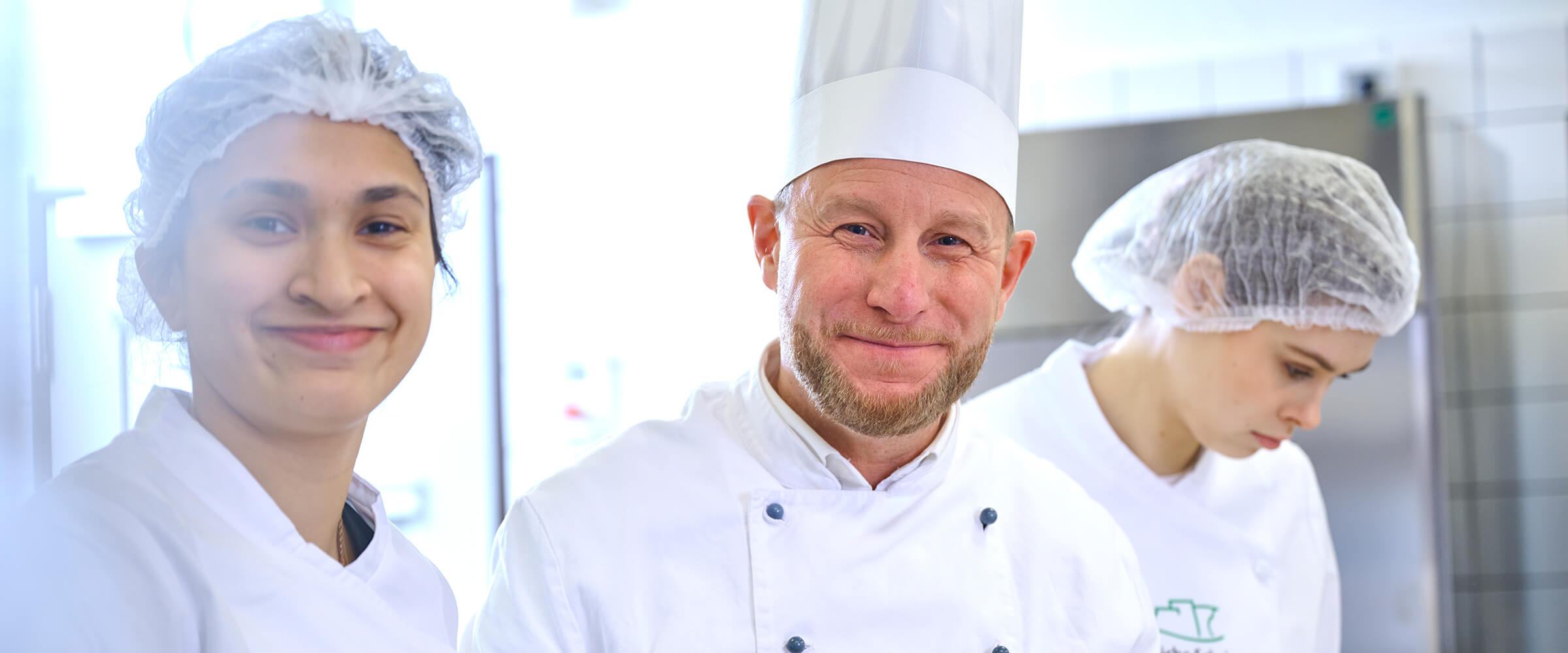 Lehrer und Schüler in der Küche der BS 29