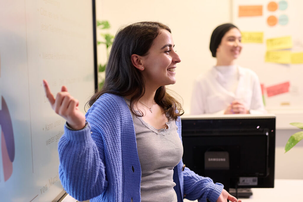 Schülerinnen der BS 29 bei einer Präsentation